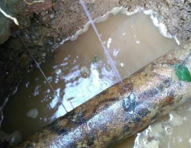 天柱楼顶渗水维修公司分享下地暖漏水的原因及检测方法。